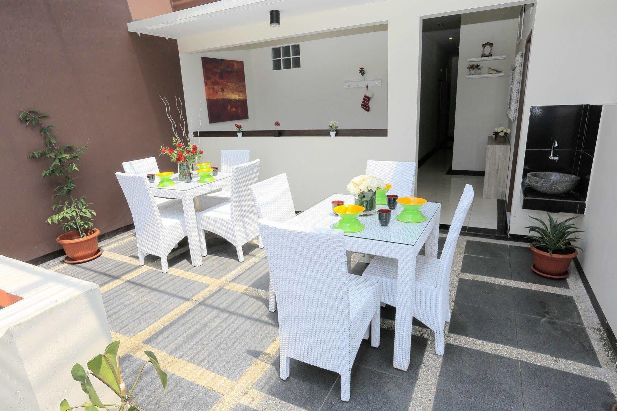 Hotel Bantal Guling Pasar Baru Bandung Exterior foto