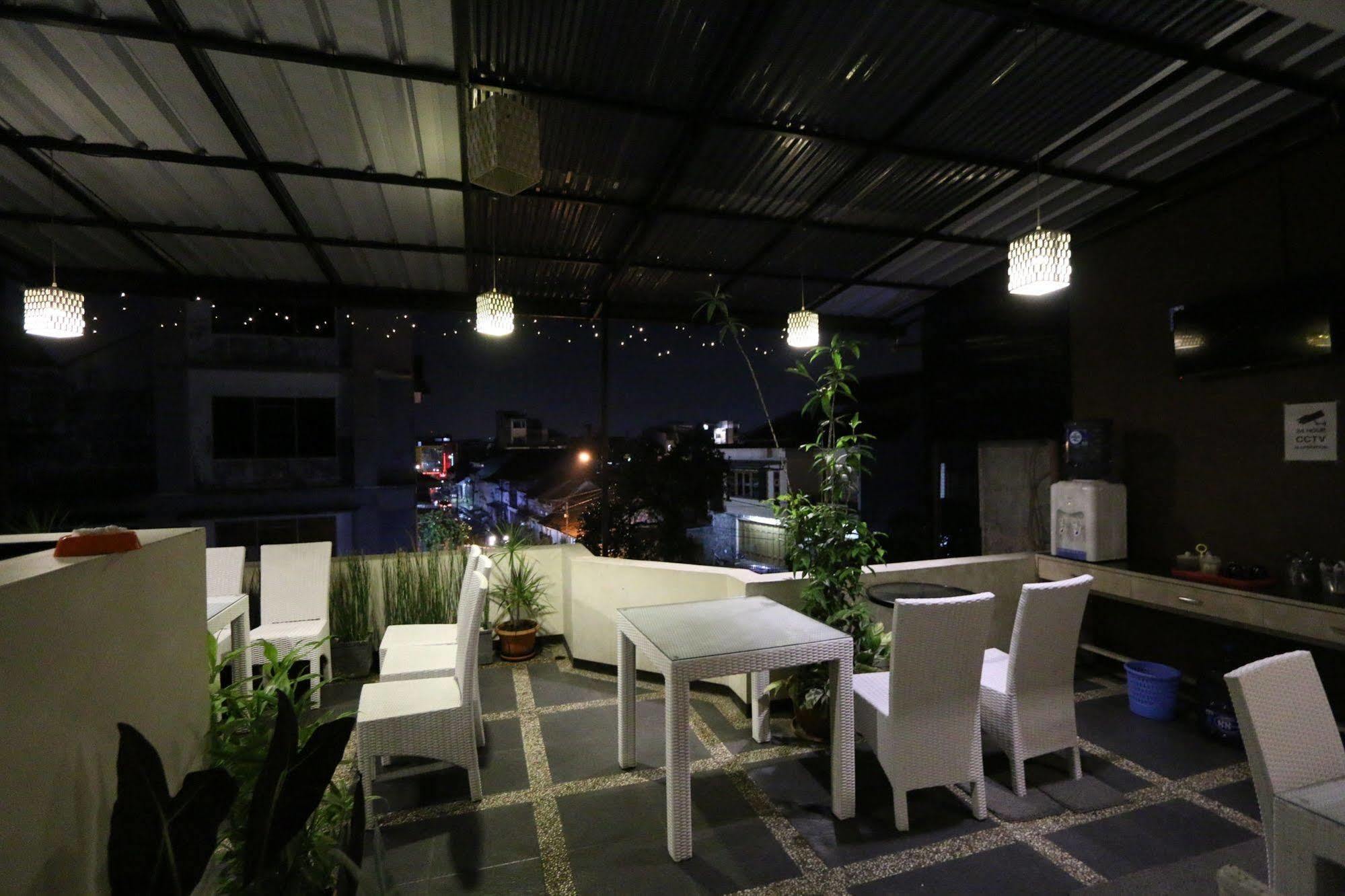 Hotel Bantal Guling Pasar Baru Bandung Exterior foto