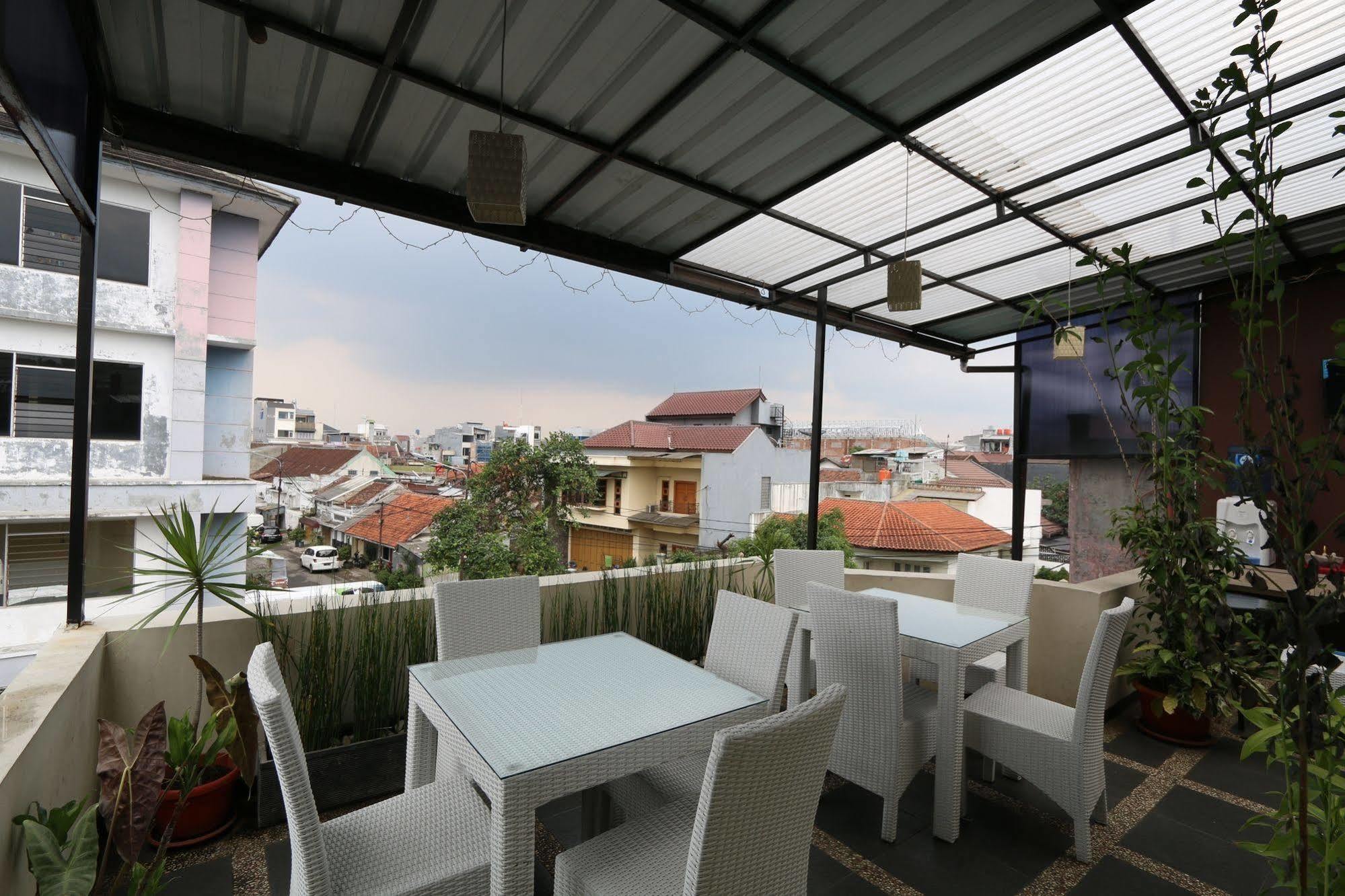 Hotel Bantal Guling Pasar Baru Bandung Exterior foto