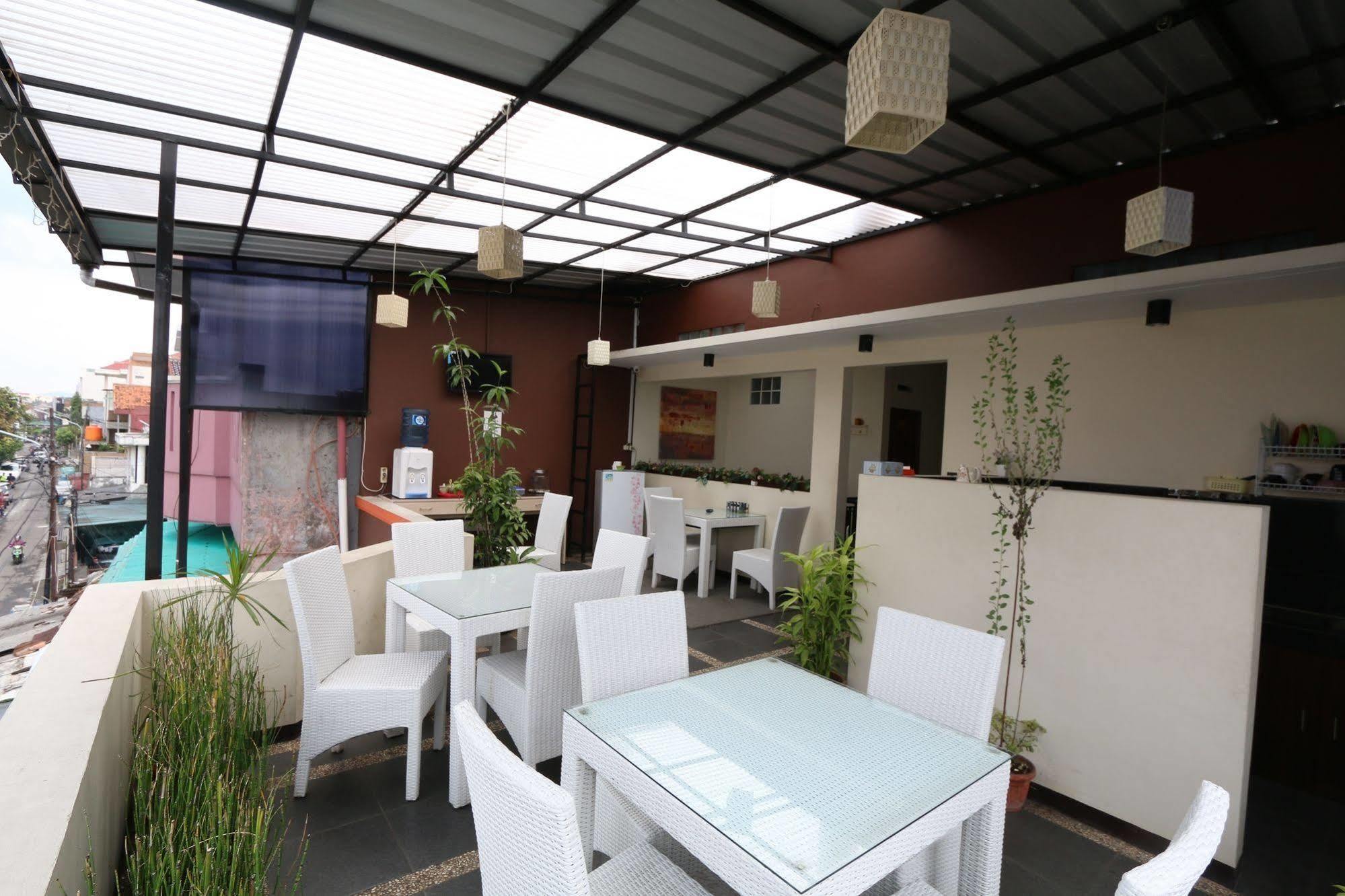 Hotel Bantal Guling Pasar Baru Bandung Exterior foto