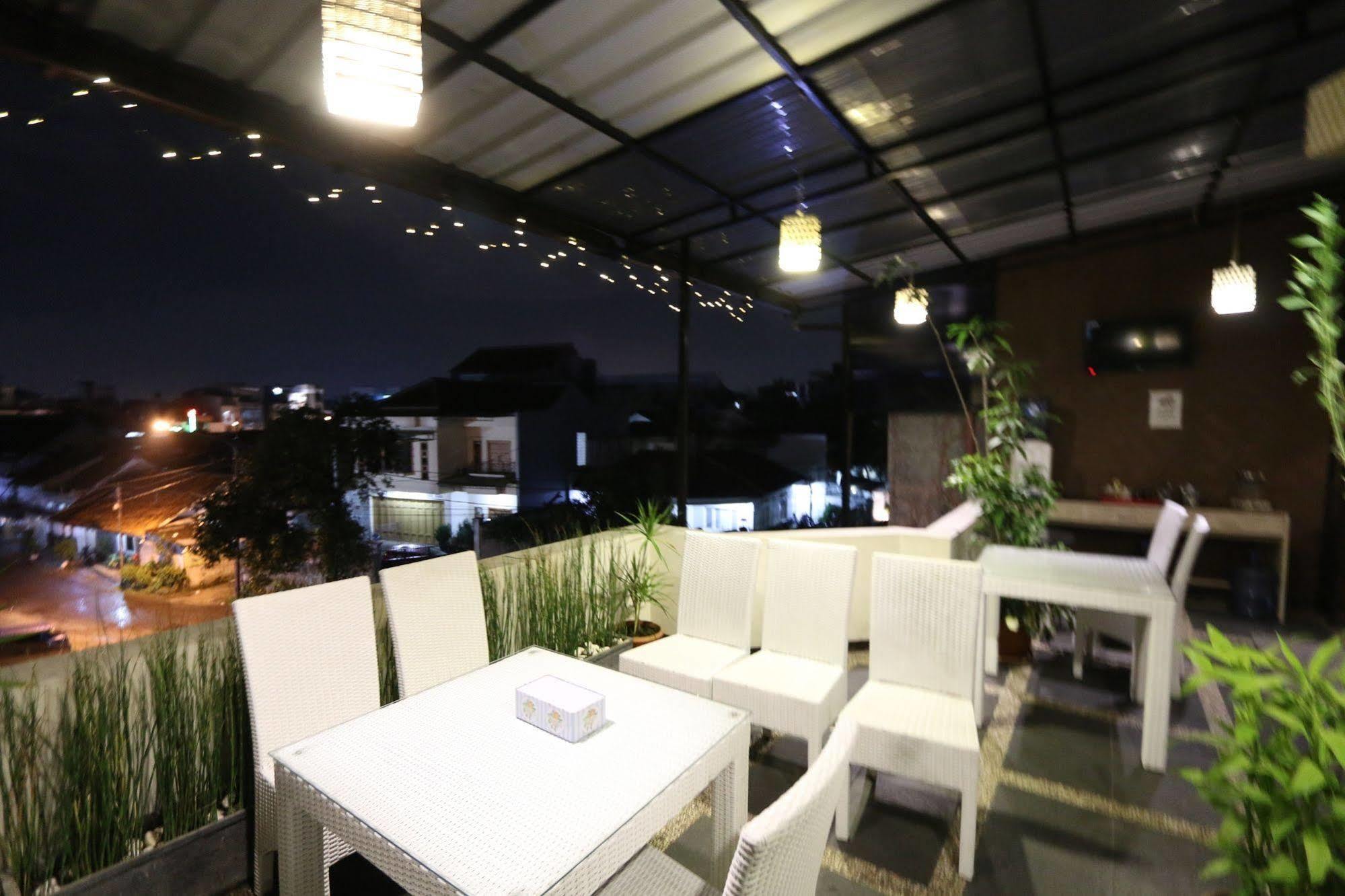 Hotel Bantal Guling Pasar Baru Bandung Exterior foto
